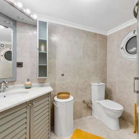 Апартаменты Modern Flat In The Heart Of